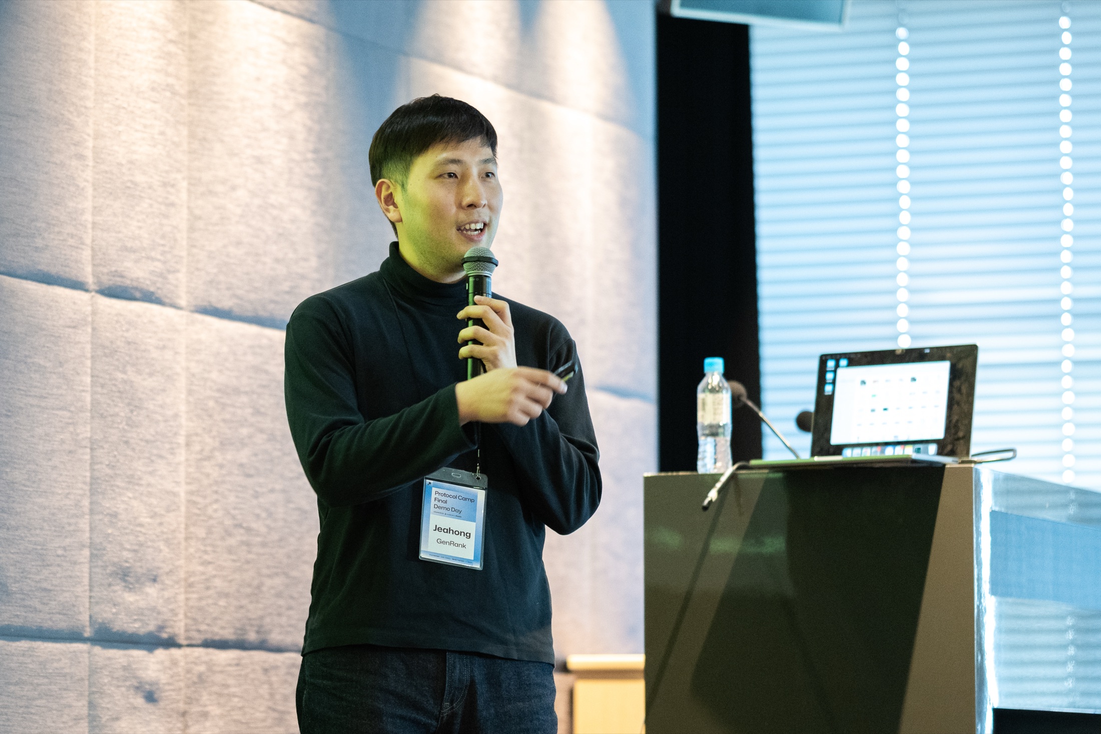 Jeahong presenting on stage